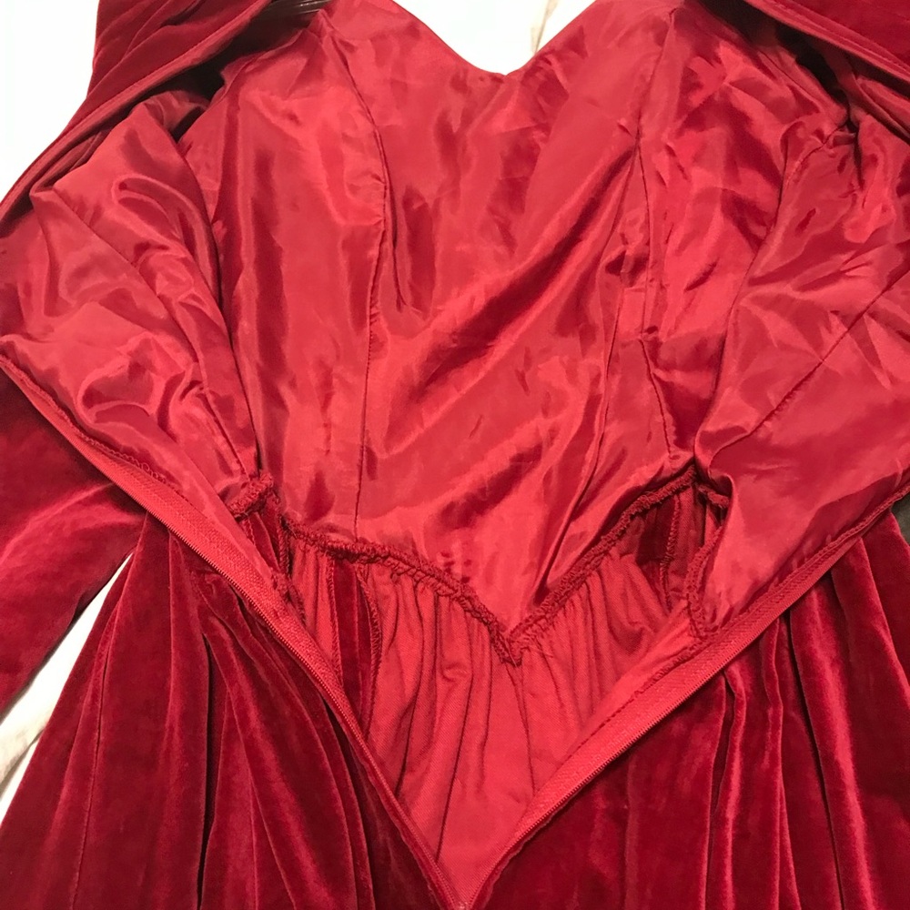 Amazing romantic red velvet dress. - Picture 4 of 8